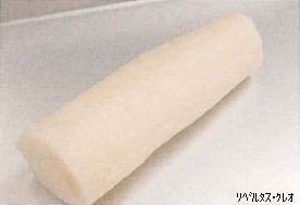 皮が綺麗に剥かれ両端が切り落とされた真っ白な山芋の写真