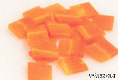 均一な四角形に切り揃えられた色鮮やかな人参の写真