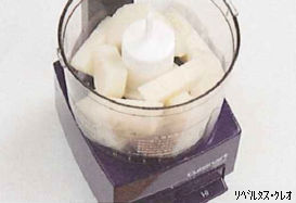 1センチ幅にカットされた山芋がフードプロセッサーの容器の中に入っている写真