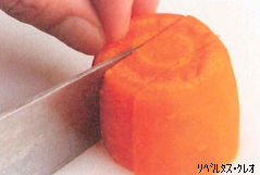 人参をしっかりと固定しながら、包丁を垂直に入れて一定の厚みに切り分けている様子を捉えた人参をしっかりと固定しながら、包丁を垂直に入れて一定の厚みに切り分けている様子を捉えた写真