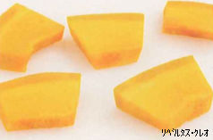 一口大の四角形に切り揃えられた黄色いかぼちゃの切り身が数個並んでいる写真