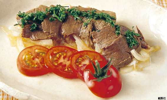 パセリと輪切りのトマトが彩りよく配置された薄切りのヒレ肉が並ぶ、ボイルドビーフサラダの写真