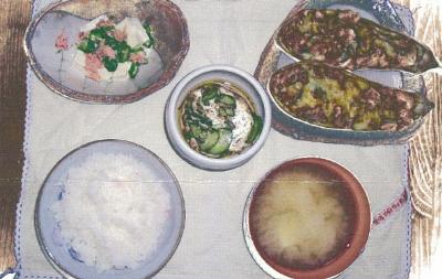 ランチョンマットの上にもずくときゅうりの酢の物を中心に置いて、時計回りにご飯、ツナとオクラと豆腐のサラダ、麻婆なすのチーズ焼き、みそ汁が置かれている写真