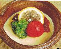 オクラの和え物とプチトマトに薄切りレモンが添えられた、冷製豆乳蒸しの写真