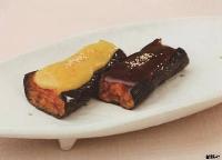 淡い黄色と濃い茶色の田楽味噌がそれぞれかけられた、なす田楽の写真