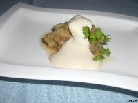 焼きナスにとろりとした白いソースがかかりセルフィーユが添えられた、焼きなすの豆腐ソースかけの写真