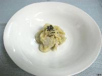 素朴な質感で黒ごまを散らされている淡い色の里芋のとも和えの写真