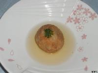 淡いだしに浸され上に青のりが添えられた里芋のから揚げの写真