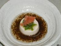 上にオクラとトマトを添えただしに浸った豆腐のもずくかけの写真