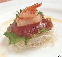 大根のつまを土台に青じそとマグロの赤身が重ねられ上に甘エビがのった刺身の写真