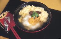 ふわふわの卵、紅葉の形に型抜きされた人参、三つ葉、椎茸が美しく添えられソフト餅入り雑煮の写真