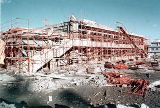 建設中の中央公民館（昭和47年）の写真