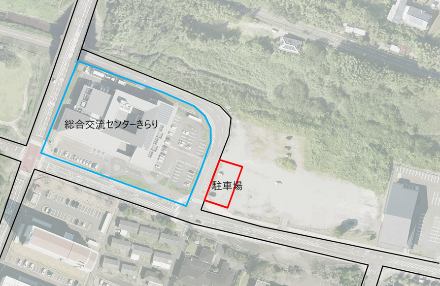 新富町総合交流センターきらりの駐車場の位置を赤枠で示した航空写真