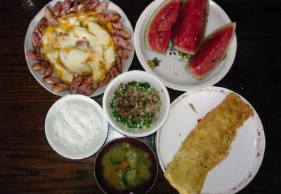 おくらなっとうが入った器を中心にして、時計回りにかぼちゃのチーズのせ、すいか、だし巻きたまご、みそ汁、ご飯が置かれている写真