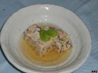 澄んだだしに浸され上にそら豆が添えられた角切りの友禅豆腐の写真