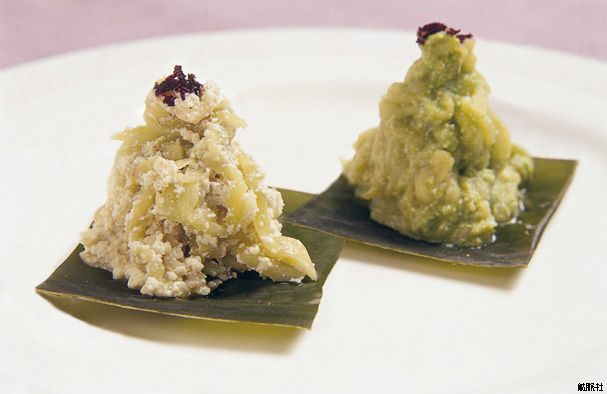 昆布に載せた小山状の和え物が薬味を添えて並ぶ二色白和えの写真