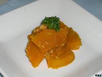 食べやすく盛られ上にパセリが添えられた素朴で温かみのあるかぼちゃのごま煮の写真