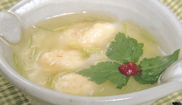 澄んだ汁とえびのすり身だんごが浮かび三ツ葉と紅葉おろしが彩りを添える、温かい山芋のとろろ蒸しの写真