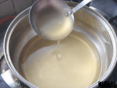 鍋に火をかけ、水溶き片栗粉でとろみをつけている写真