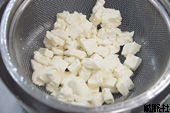 角切りされた豆腐がザルに入っている写真