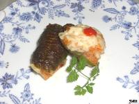 ケチャップをのせたピラフが詰められた照りのあるピーマンのライス詰めの写真