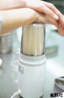 材料をミキサーにかけている写真