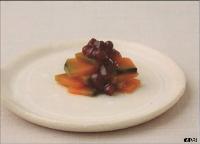薄切りのかぼちゃが重ねられ艶やかな豆の甘煮が添えられ、かぼちゃのいとこ煮の写真