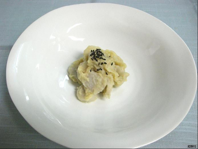 素朴な質感で黒ごまを散らされている淡い色の里芋のとも和えの写真