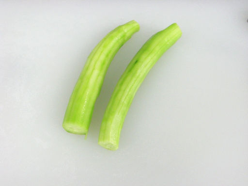 ヘタをとり、皮をすべて取り除いた2本のきゅうりの写真