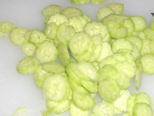 輪切りにされた大量のきゅうりの写真