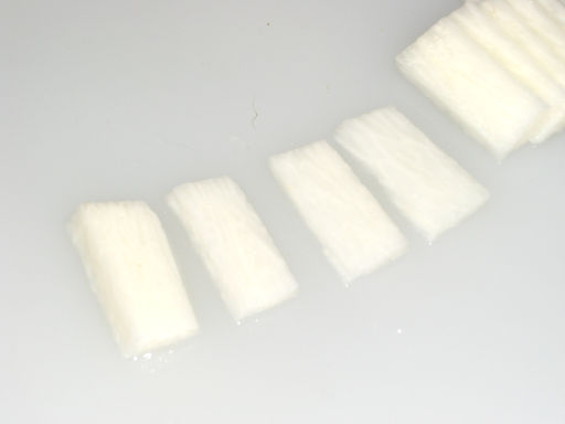 長方形にカットされた長芋が並べられている写真