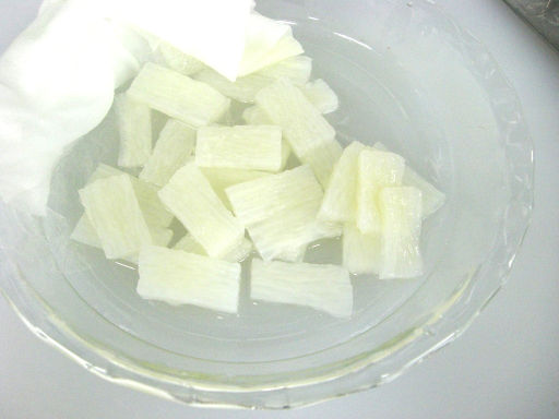 長芋が入った皿にクッキングペーパーをかぶせようとしている写真