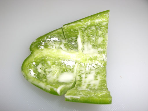 ピーマンの内側に片栗粉をまぶした写真