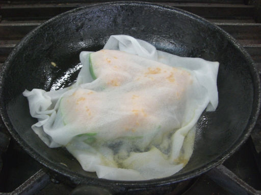 ライスを詰めたピーマンをフライパンに並べ、その上から濡らしたクッキングペーパーをかけた写真