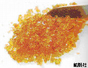 粉ゼラチンを入れて固めた材料を包丁で細かく刻んでいる写真