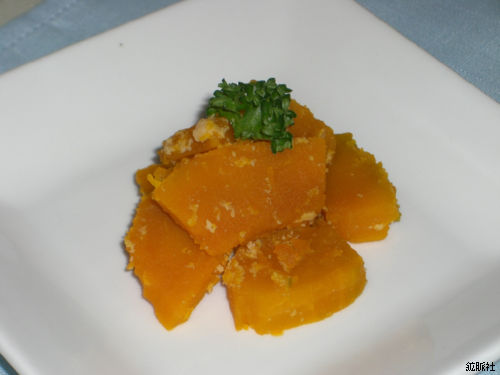 食べやすく盛られ上にパセリが添えられた素朴で温かみのあるかぼちゃのごま煮の写真