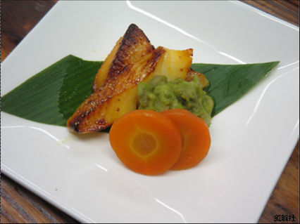 笹の葉、人参の輪切り、グリンピースの和え物と彩りよく盛られた、カレイのウニ風味焼きの写真