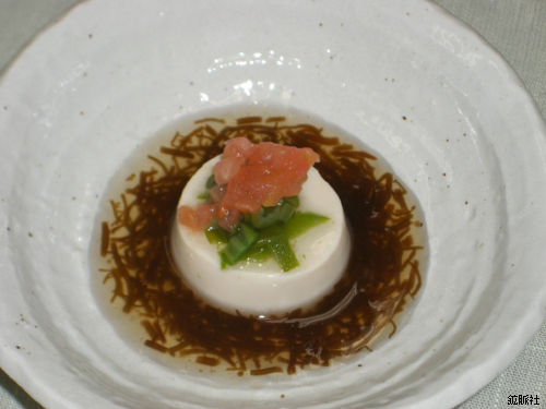 上に輪切のオクラと角切りのトマトが添えられ、だしに浸った豆腐のもずくかけの写真