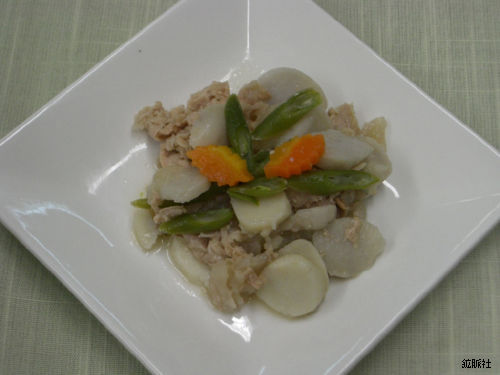 薄切りの里芋と豚肉が彩り野菜と共に優しく煮含められふっくら盛られた豚肉と里芋の煮物の写真