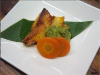 笹の葉、人参の輪切り、グリンピースの和え物と彩りよく盛られた、カレイのウニ風味焼きの写真