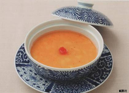 橙色の滑らかな茶碗蒸しの中央に梅肉が添えられた豆乳茶碗蒸しの梅あんかけの写真