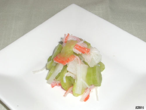 カニかまぼこがふんわりと盛られ爽やかな色合いが際立つきゅうりと長芋の酢の物の写真