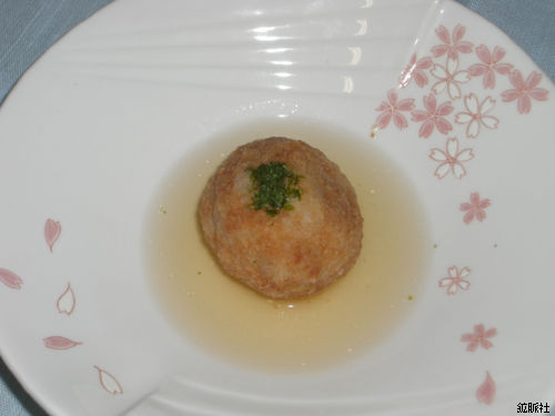 淡いだしに浸され上に青のりが添えられた里芋のから揚げの写真