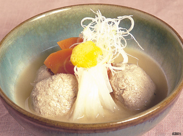 人参と大根、イワシの団子がきれいに盛り付けられ、白髪ねぎとゆずの皮が添えられたイワシのつみれ汁の写真