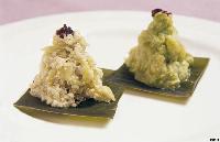 昆布に載せた小山状の和え物が薬味を添えて並ぶ二色白和えの写真