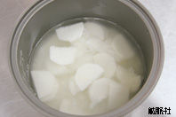 薄切りにした大和芋を水を入れた炊飯器に入れてある写真