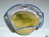 透き通った汁とレタス が浮かび淡い色合いが優しいレタスとエビのスープの写真