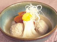 人参と大根、イワシの団子がきれいに盛り付けられ、白髪ねぎとゆずの皮が添えられたイワシのつみれ汁の写真