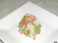 カニかまぼこがふんわりと盛られ爽やかな色合いが際立つきゅうりと長芋の酢の物の写真