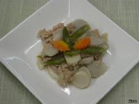 薄切りの里芋と豚肉が彩り野菜と共に優しく煮含められふっくら盛られた豚肉と里芋の煮物の写真